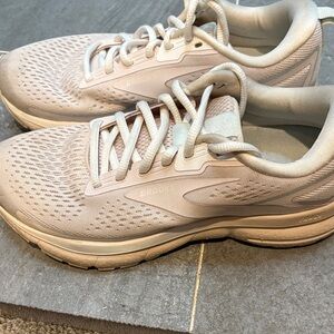 Brooks trace Women's Light Pink Athletic Shoes